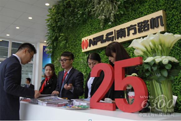  一樓大廳的南方路機整體解決方案體驗區(qū)，向客戶展示了南方路機集破碎、整形、制砂、攪拌、建筑垃圾處理的綠色建材循環(huán)產(chǎn)業(yè)整體解決方案。