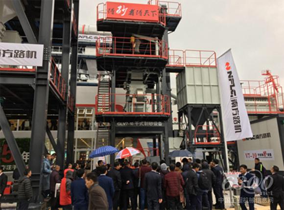 南方路機V7干式制砂演練現(xiàn)場，吸引大批客商