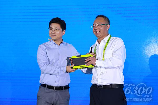 中聯重科CIO沈闖向客戶贈送中聯盒子