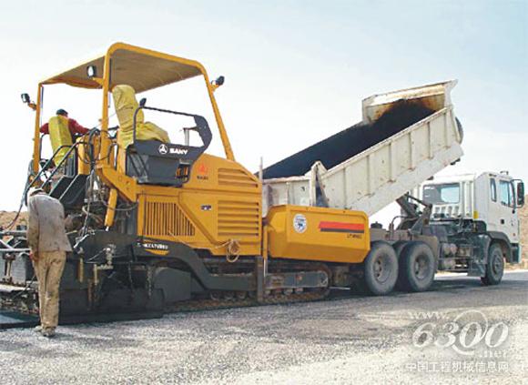 三一壓路機在阿爾及利亞最長的高速公路施工