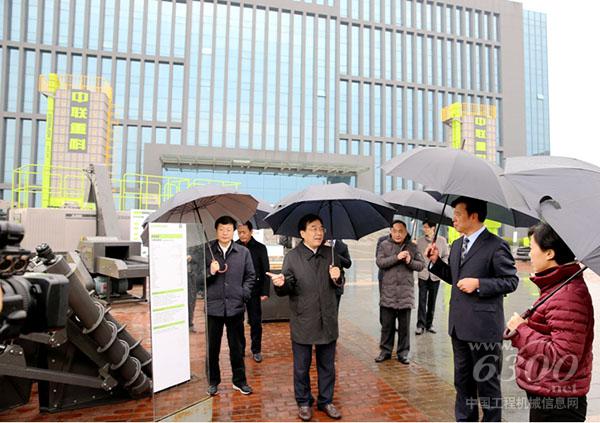 信長星聽取中聯重科農業機械產品創新情況介紹
