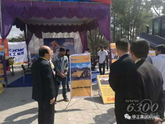 來徐工展區(qū)咨詢、洽談的客戶絡(luò)繹不絕