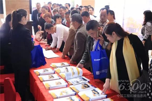 徐工起重機(jī)客戶交流會(huì)現(xiàn)場人流涌動(dòng)，熱鬧非凡