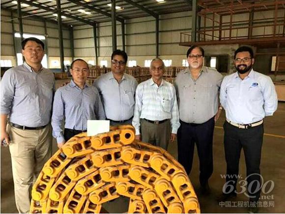 山推對印度代理公司進行走訪調研，圖為工作人員合影