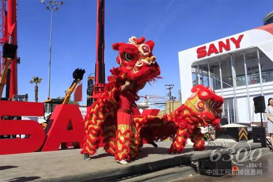 極富中國特色的舞獅表演為三一展臺開幕增光添彩
