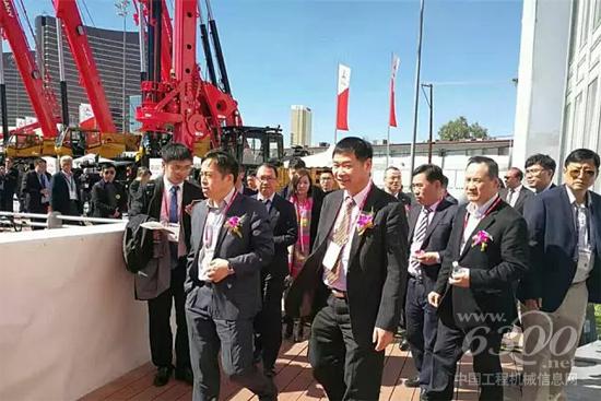 三一重工總裁向文波攜眾多高管視察三一展臺