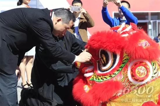 三一集團董事梁林河為雄獅“點睛”