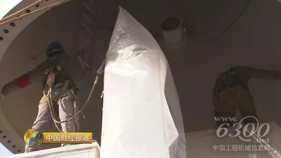 塔筒與底座的對接，最考驗起重機的精度。