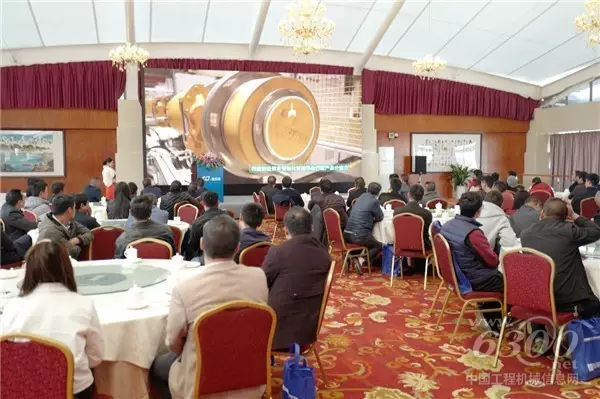 會場客戶觀看G一代起重機產品<a href=http://video.d1cm.com target=_blank>視頻</a>