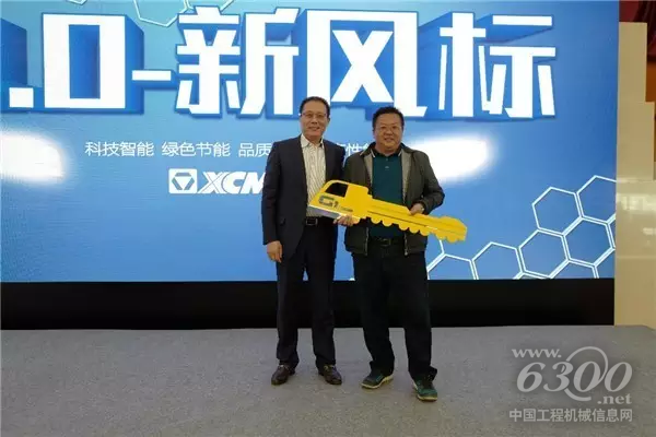 起重機械事業部副總經理張漢徐先生為客戶交接G一代金鑰匙