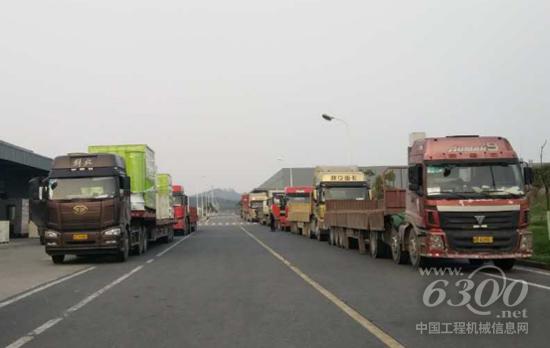 運輸車輛排成長龍，等待中聯重科烘干機裝車發往市場