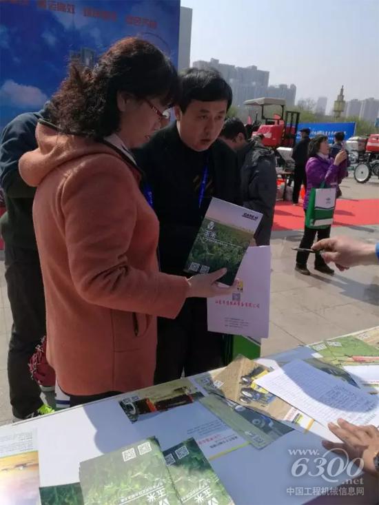 用戶在現場領取《玉米作物農機農藝綜合解決方案》手冊