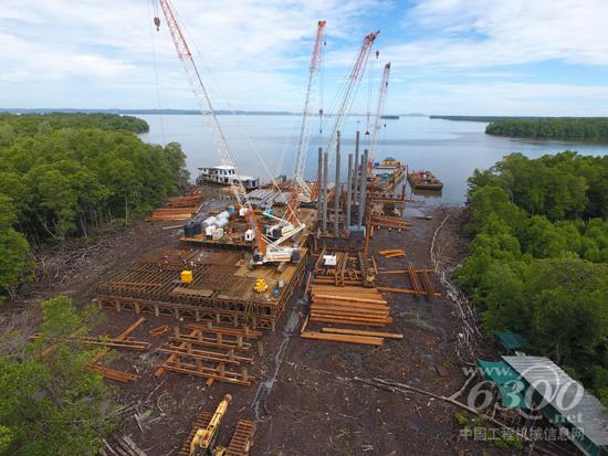中聯重科履帶起重機助力文萊跨海大橋建設