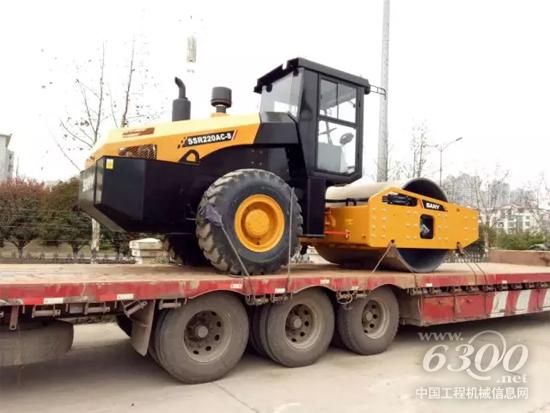 裝車等待發貨的22噸全液壓壓路機