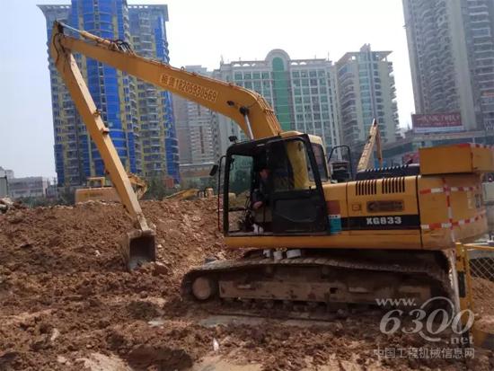 擁有修長身軀的廈工XG833超長臂履帶式挖掘機正在廈門一處老城區工地作業