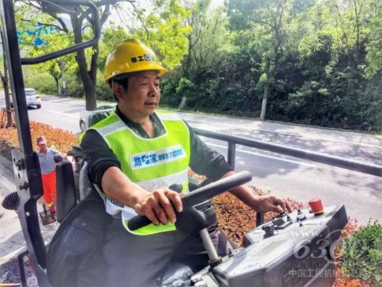 國省道養護利器——徐工RP453L攤鋪機