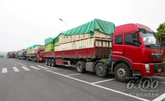 烘干機產品的發運車輛排成長龍