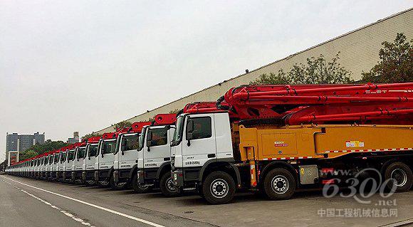 三一重工廠區道路上停放的工程泵車
