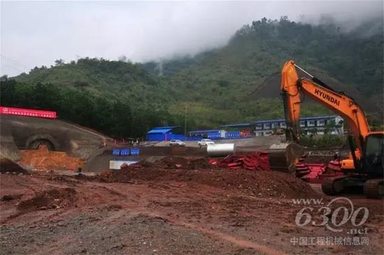 圖為老撾北部孟賽山區拍攝的中國中鐵國際集團中老鐵路隧道施工現場，現代挖掘機正在施工作業