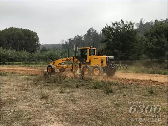 施工中的平地機
