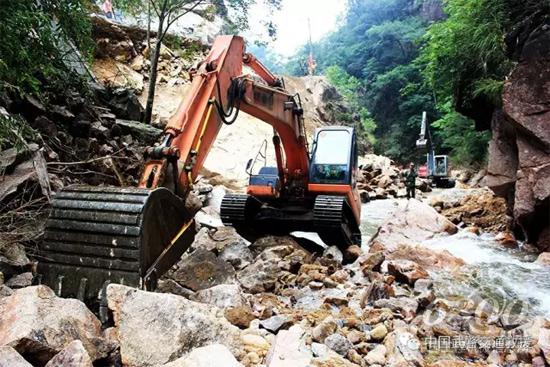 駕駛機械從河道中穿行
