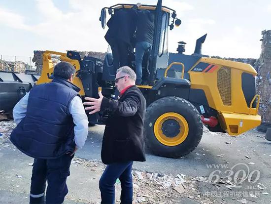 柳工歐洲公司董事長(zhǎng)霍華德親自向客戶介紹整機(jī)賣點(diǎn)