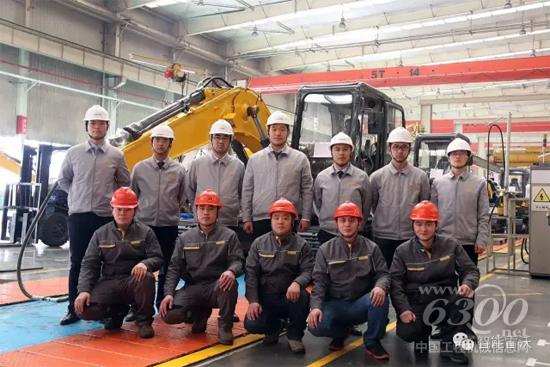 總裝車間優秀員工合影