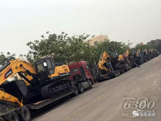 雷沃挖掘機即將駛離廠區送至客戶手中