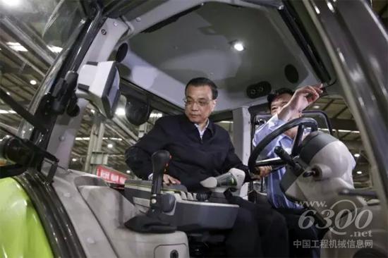 李克強(qiáng)總理饒有興趣地在大馬力拖拉機(jī)駕駛室內(nèi)參觀