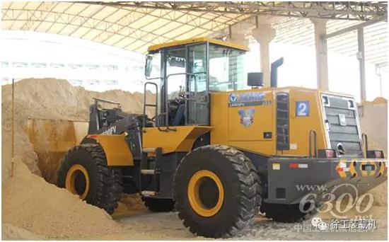 參賽選手駕駛徐工LW600FV裝載機(jī)正在比賽