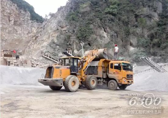 越南 河南省國(guó)營(yíng)采石場(chǎng)  徐工LW500F裝載機(jī)