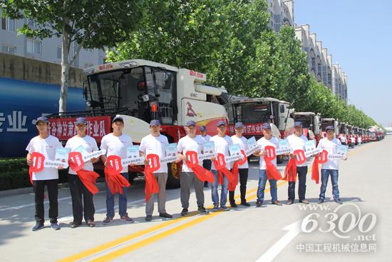 雷沃谷神甘肅用戶滿懷喜悅現場提機