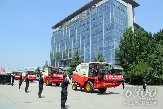 雷沃谷神甘肅用戶由雷沃重工出發奔赴麥收一線