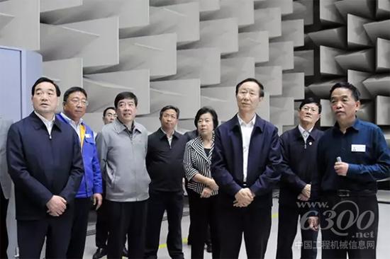 全國政協(xié)副主席王家瑞來徐調(diào)研并到徐工集團(tuán)考察