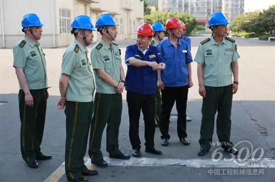 陳立新部長一行觀看徐工高米數舉高消防車