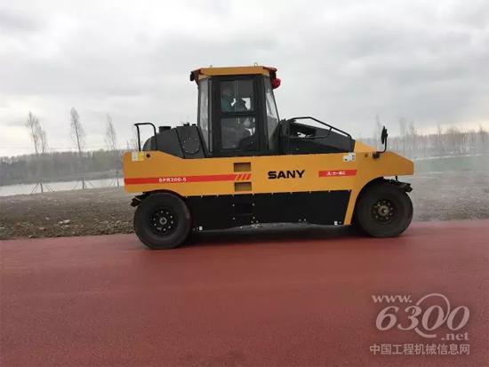 彩色瀝青上的三一膠輪壓路機