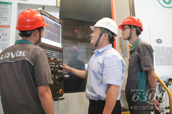 李冰正在教授徒弟機(jī)床使用技巧 (2).JPG