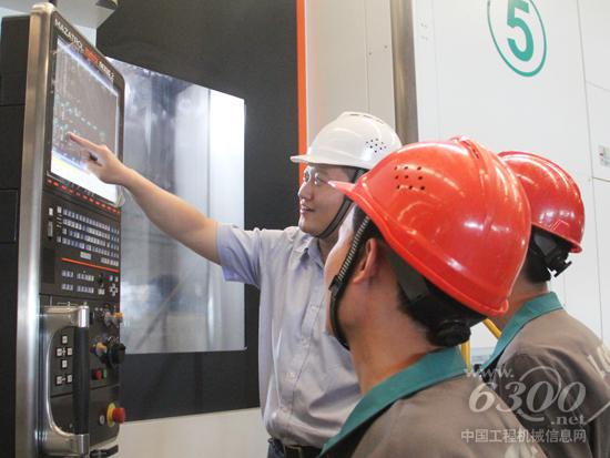 李冰正在教授徒弟機(jī)床使用技巧.JPG