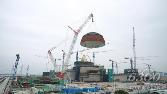 中聯重科3200噸履帶式起重機正在吊裝“華龍一號”穹頂