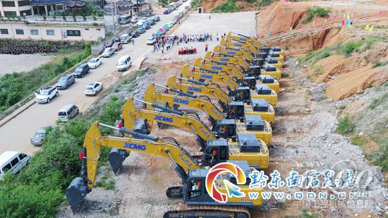 徐工XE470D大型挖掘機設備交接儀式