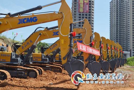 徐工XE470D大型挖掘機設備交接儀式