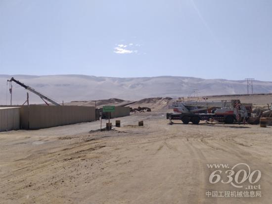 秘魯沙漠中施工的中聯重科設備