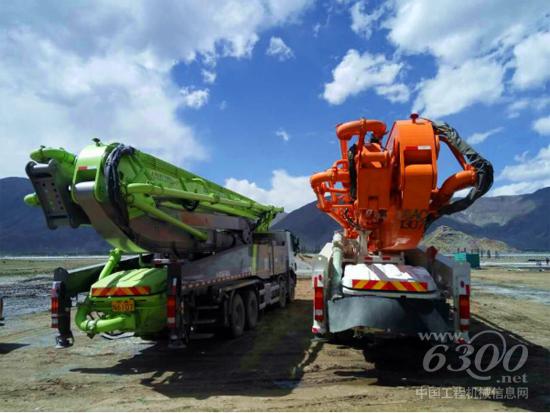 中聯重科56米4.0高精高效泵車（圖左）現身“世界屋脊”