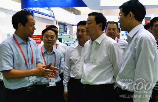 國家發改委黨組成員，國家糧食局黨組書記、局長張務鋒等領導詳細了解中聯重科谷王烘干機技術優勢