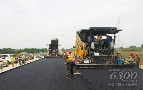 施工中的徐工攤鋪機