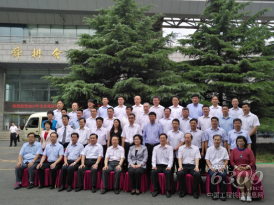 20170622山東臨工總經(jīng)理文德剛參加2017年企業(yè)家活動(dòng)日暨山東省企業(yè)家年會(huì)并作典型發(fā)言882.png
