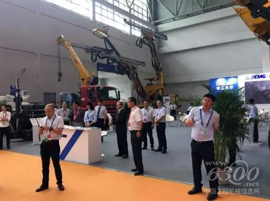 徐工參展的TZ3液壓鑿巖臺車和隧道及地下空間成套化設備