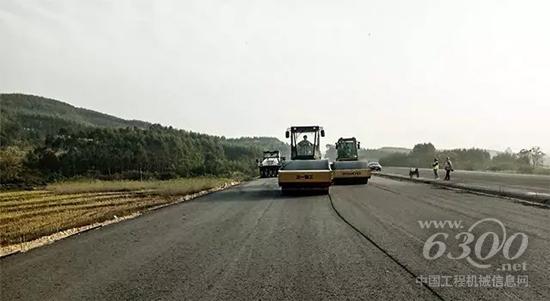 三一SSR220AC-8壓路機進行道路壓實施工