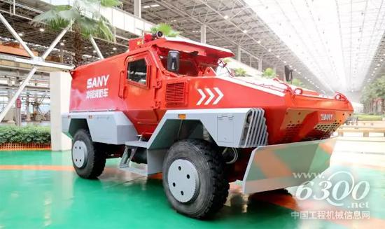 國內首臺“沖鋒消防車”