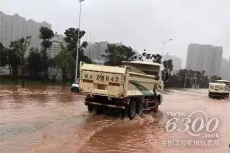 救援中的三一自卸車